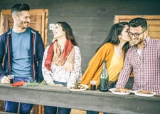 Счастливые друзья имея обед на задворк есть зажаренное мясо и выпивая красное вино - 2 пары любовников имея смешной день стоковые фото Счастливые друзья имея обед на задворк есть зажаренное мясо и выпивая красное вино - 2 пары любовников имея смешной день стоковые фото