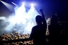 Счастливые люди наслаждаясь рок-концертом, поднятыми вверх руками и хлопать удовольствия, активной концепции ночной жизни стоковые фото Счастливые люди наслаждаясь рок-концертом, поднятыми вверх руками и хлопать удовольствия, активной концепции ночной жизни стоковые фото
