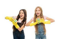 Счастливые маленькие девочки с очищая губкой Обязанности домоустройства сестры моют блюда изолированные на белизне день семьи пом стоковые фото Счастливые маленькие девочки с очищая губкой Обязанности домоустройства сестры моют блюда изолированные на белизне день семьи пом стоковые фото
