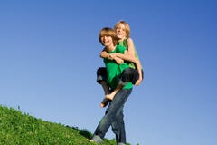 счастливые малыши piggyback играть стоковое изображение счастливые малыши piggyback играть стоковое изображение