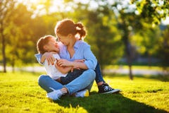 Счастливые мать семьи и дочь ребенка в природе летом стоковые фотографии rf Счастливые мать семьи и дочь ребенка в природе летом стоковые фотографии rf