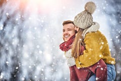 Счастливые молодые пары в зиме паркуют смеяться над и иметь потехой семья outdoors стоковая фотография rf Счастливые молодые пары в зиме паркуют смеяться над и иметь потехой семья outdoors стоковая фотография rf