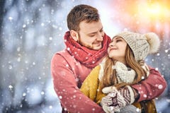 Счастливые молодые пары в зиме паркуют смеяться над и иметь потехой семья outdoors стоковое изображение rf Счастливые молодые пары в зиме паркуют смеяться над и иметь потехой семья outdoors стоковое изображение rf