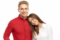 Счастливые молодые пары, красивая девушка лежа на плече ее парня стоковое фото rf Счастливые молодые пары, красивая девушка лежа на плече ее парня стоковое фото rf