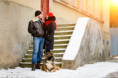 Счастливые пары с собаками в моментах леса зимы симпатичных внешних стоковые фотографии rf Счастливые пары с собаками в моментах леса зимы симпатичных внешних стоковые фотографии rf
