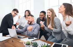 Счастливые предприниматели торжествуя с поднятыми кулаками в офисе стоковое фото Счастливые предприниматели торжествуя с поднятыми кулаками в офисе стоковое фото