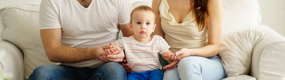 Счастливые родители и шаблон знамени сети ребенка стоковые фото Счастливые родители и шаблон знамени сети ребенка стоковые фото