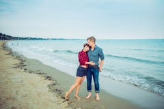 Счастливые романтичные пары на море приставают обнимать к берегу один другого Концепция моментов любовников счастливых на праздни стоковое изображение rf Счастливые романтичные пары на море приставают обнимать к берегу один другого Концепция моментов любовников счастливых на праздни стоковое изображение rf