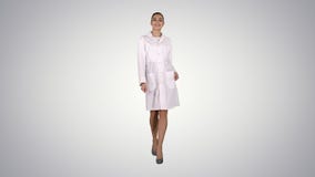 Счастливые танцы доктора молодой женщины на предпосылке градиента стоковая фотография rf Счастливые танцы доктора молодой женщины на предпосылке градиента стоковая фотография rf