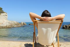 Счастливые туристские ослабляя наслаждаясь каникулы на пляже стоковое фото Счастливые туристские ослабляя наслаждаясь каникулы на пляже стоковое фото