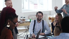 Счастливые усмехаясь коммерческие директоры работают совместно, сотрудничают с мужским боссом сидя на таблице офиса просторной кв видеоматериал Счастливые усмехаясь коммерческие директоры работают совместно, сотрудничают с мужским боссом сидя на таблице офиса просторной кв видеоматериал