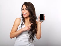 Счастливые усмехаясь красивые удерживание и реклама женщины состава толпятся стоковые фотографии rf Счастливые усмехаясь красивые удерживание и реклама женщины состава толпятся стоковые фотографии rf