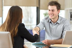 Счастливый handshaking предпринимателей на офисе стоковое фото Счастливый handshaking предпринимателей на офисе стоковое фото