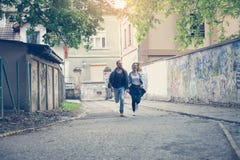 Счастливый бежать пар внешний Молодые пары бежать на улице стоковое фото rf Счастливый бежать пар внешний Молодые пары бежать на улице стоковое фото rf