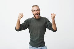Счастливый восторженный бородатый папа с стильными одеждами кричащими для того чтобы развеселить вверх его сына играя бейсбол в к стоковое изображение Счастливый восторженный бородатый папа с стильными одеждами кричащими для того чтобы развеселить вверх его сына играя бейсбол в к стоковое изображение