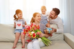 Счастливый день ` s матери! отец и дети поздравляют мать на h Стоковая Фотография Счастливый день ` s матери! отец и дети поздравляют мать на h Стоковая Фотография