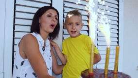 Счастливый мальчик делает желание и вместе с мамой дует вне свечи на именнином пироге Праздновать день рождения сына видеоматериал Счастливый мальчик делает желание и вместе с мамой дует вне свечи на именнином пироге Праздновать день рождения сына видеоматериал