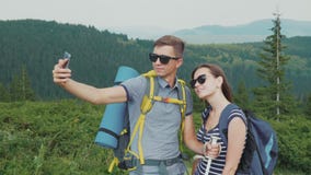 счастливый медовый месяц Молодая пара сфотографирована в горах, совместно в походе сток-видео счастливый медовый месяц Молодая пара сфотографирована в горах, совместно в походе сток-видео