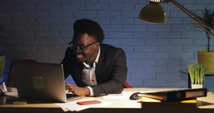 Счастливый молодой офис деятельности bussinessman вечером Он празднуя успех, хорошие новости на сети акции видеоматериалы Счастливый молодой офис деятельности bussinessman вечером Он празднуя успех, хорошие новости на сети акции видеоматериалы