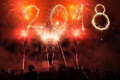 Счастливый Новый Год 2018 написанный с бенгальскими огнями и красочными фейерверками как предпосылка Праздновать людей партии стоковая фотография rf Счастливый Новый Год 2018 написанный с бенгальскими огнями и красочными фейерверками как предпосылка Праздновать людей партии стоковая фотография rf