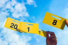 Счастливый Новый Год 2018 приходя концепция Счастливый Новый Год 2018 заменяет к концепции 2017 с рукой держа из-под желтой карто стоковое фото rf Счастливый Новый Год 2018 приходя концепция Счастливый Новый Год 2018 заменяет к концепции 2017 с рукой держа из-под желтой карто стоковое фото rf