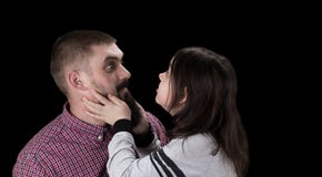 Счастливый отец и дочь обнимая на черной предпосылке стоковые изображения Счастливый отец и дочь обнимая на черной предпосылке стоковые изображения