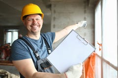 Счастливый работник в защитном шлеме стоковое изображение rf Счастливый работник в защитном шлеме стоковое изображение rf