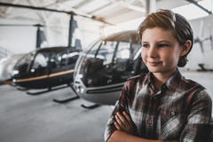 Счастливый ребенок размещая на выставке rotorcrafts стоковое фото Счастливый ребенок размещая на выставке rotorcrafts стоковое фото
