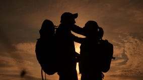 Счастливый силуэт туристов семьи на целовать объятия захода солнца концепция перемещения сыгранности пары человека и женщины с рю сток-видео Счастливый силуэт туристов семьи на целовать объятия захода солнца концепция перемещения сыгранности пары человека и женщины с рю сток-видео