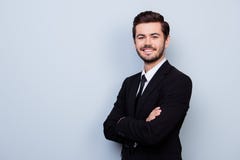 Счастливый усмехаясь молодой красивый парень в официально носке с пересеченным Ханом стоковые фото Счастливый усмехаясь молодой красивый парень в официально носке с пересеченным Ханом стоковые фото