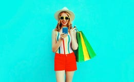 счастливый усмехаясь смартфон удерживания молодой женщины с хозяйств стоковые изображения счастливый усмехаясь смартфон удерживания молодой женщины с хозяйств стоковые изображения