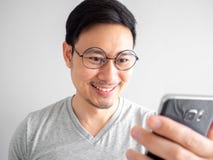 Счастливый человек использует смартфон Концепция использовать социальные средства массовой информации дальше стоковая фотография rf Счастливый человек использует смартфон Концепция использовать социальные средства массовой информации дальше стоковая фотография rf