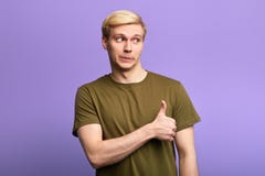 Счастливый человек показывает большие пальцы руки вверх по знаку стоковые изображения rf Счастливый человек показывает большие пальцы руки вверх по знаку стоковые изображения rf