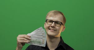 Счастливый человек получил бумажные деньги для главного дела Долларовые банкноты в руке стоковое изображение Счастливый человек получил бумажные деньги для главного дела Долларовые банкноты в руке стоковое изображение