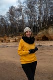 Счастливый энтузиаст любовника спорта и моды разрабатывая на пляже но стоковые изображения Счастливый энтузиаст любовника спорта и моды разрабатывая на пляже но стоковые изображения