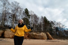 Счастливый энтузиаст любовника спорта и моды разрабатывая на пляже но стоковое изображение Счастливый энтузиаст любовника спорта и моды разрабатывая на пляже но стоковое изображение