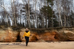 Счастливый энтузиаст любовника спорта и моды разрабатывая на пляже но стоковое фото rf Счастливый энтузиаст любовника спорта и моды разрабатывая на пляже но стоковое фото rf