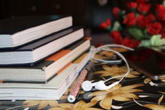 Счастье в пределах собственной личности; классическое исследование, музыка n книг стоковое фото rf Счастье в пределах собственной личности; классическое исследование, музыка n книг стоковое фото rf