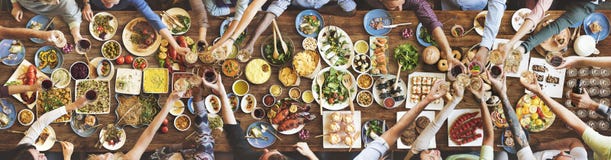 Счастье друзей наслаждаясь концепцией еды Dinning стоковое изображение Счастье друзей наслаждаясь концепцией еды Dinning стоковое изображение
