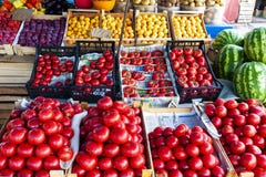 Счетчик магазина фрукта и овоща улицы с клетями стоковое фото Счетчик магазина фрукта и овоща улицы с клетями стоковое фото