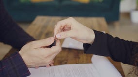 Съемка конца-вверх мужского контракта покупки и надувательства подписания руки и получать ключи дома от агента снабжения жилищем видеоматериал Съемка конца-вверх мужского контракта покупки и надувательства подписания руки и получать ключи дома от агента снабжения жилищем видеоматериал