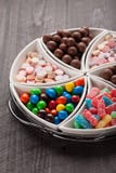 Съемка макроса большого контейнера заполнила с конфетой стоковое изображение Съемка макроса большого контейнера заполнила с конфетой стоковое изображение