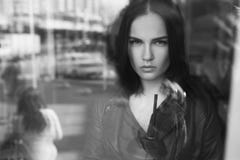 Съемка милой молодой женщины мечтая о что-то и выпивая кофе пока смотрящ вне окно в кафе Стоковые Фото Съемка милой молодой женщины мечтая о что-то и выпивая кофе пока смотрящ вне окно в кафе Стоковые Фото