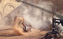 Съемка человека эффектного выступления с стрелкой падает на средневековый комплект фильма Съемка человека эффектного выступления с стрелкой падает на средневековый комплект фильма