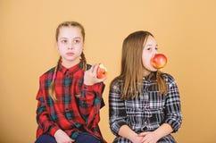 Съешьте плод для того чтобы быть милый Небольшие девушки есть яблоки совместно Маленькие девочки наслаждаются свежими фруктами Ми стоковое фото Съешьте плод для того чтобы быть милый Небольшие девушки есть яблоки совместно Маленькие девочки наслаждаются свежими фруктами Ми стоковое фото