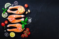 Сырое salmon филе рыб с ароматичными травами, лук, авокадо, брокколи, колокол перца, овощи на темной предпосылке стоковое изображение rf Сырое salmon филе рыб с ароматичными травами, лук, авокадо, брокколи, колокол перца, овощи на темной предпосылке стоковое изображение rf