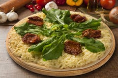 Сырцовая пицца с Arugula и томатом на деревянной предпосылке стоковые фото Сырцовая пицца с Arugula и томатом на деревянной предпосылке стоковые фото