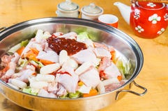 Сырцовое корейское dakgalbi цыпленка Стоковые Изображения Сырцовое корейское dakgalbi цыпленка Стоковые Изображения