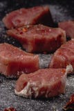 Сырцовое мясо medalions свинины Свежие стейки на черной предпосылке 45 градусов стоковые изображения rf Сырцовое мясо medalions свинины Свежие стейки на черной предпосылке 45 градусов стоковые изображения rf