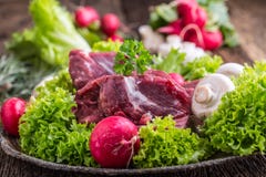 Сырцовое мясо говядины с свежим овощем Отрезанный стейк говядины в редисках и грибах салатов салата стоковое фото rf Сырцовое мясо говядины с свежим овощем Отрезанный стейк говядины в редисках и грибах салатов салата стоковое фото rf